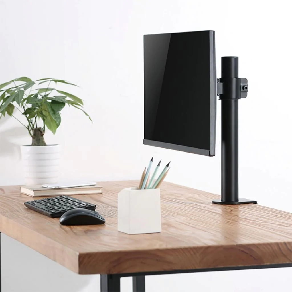 schwenkbare, neigbare und höhenverstellbare Monitorhalterung zur einfachen  Montage an einem Schreibtisch